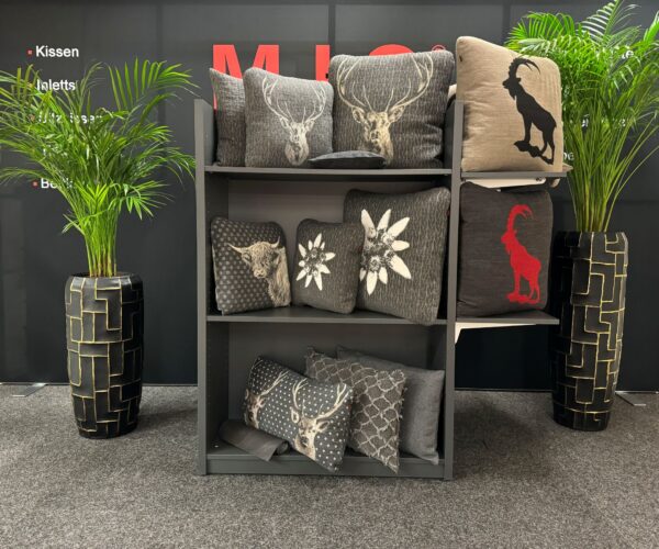 Bild 1 zu 8 Messe ImpressionenSteinbock Manni Tom Edelweiss Klaus Alpaca Dust Tropea Platin Flip